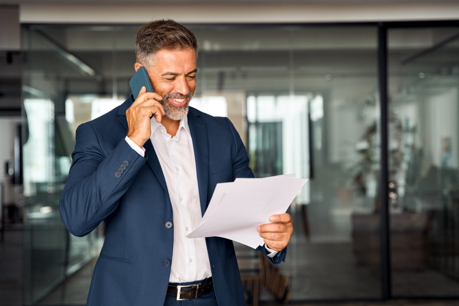 Dirigeant au téléphone avec son expert énergie